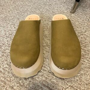 NEW Bryr Chonk clogs